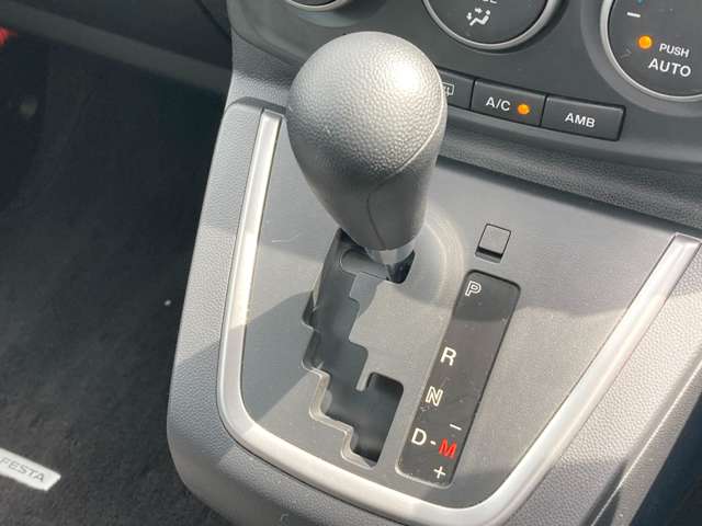 運転席の手元からも操作しやすい、インパネシフトを採用しています。