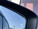 【ブラインドスポットモニター】レーダーで隣車線上の側方および後方から接近する車両を検知すると、検知した側のドアミラーの鏡面に備えたインジケーターの点灯でドライバーに通知します。