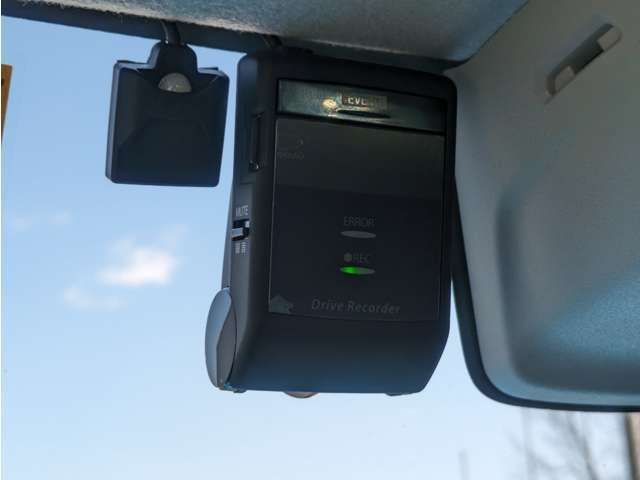 【ドライブレコーダー】愛車に取り付けることで映像と音声を記録してくれるドライブレコーダーは、事故の際に確かな証拠能力を発揮してくれます。