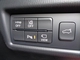 運転席脇のクラスタースイッチ部分には、カメラ切り替えスイッチ、パーキングセンサー、その他走行系スイッチを集中配置しております。