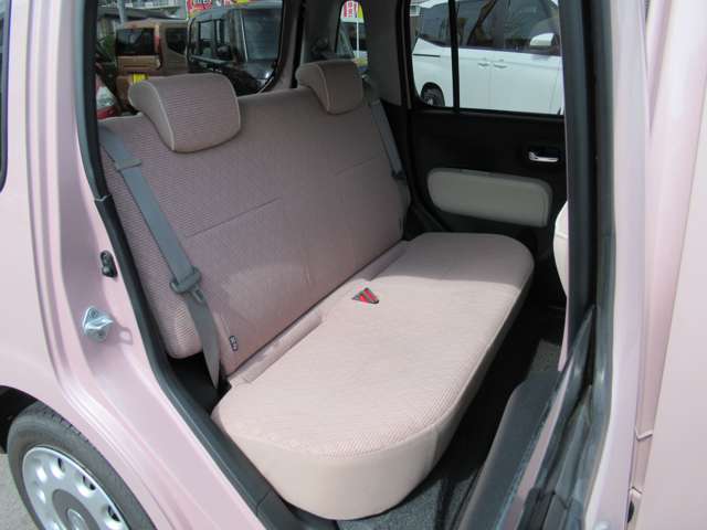 外装カラーとおそろいの、ピンクカラーのシート！リヤシートは座面のへたりはありません！右側座面に軽いシミがございます。