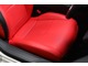 【赤レザー調シートカバー】肌触り滑らかで上質な車内空間を演出するレザーシートカバー付き。座り心地も格別です☆