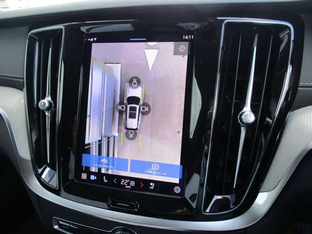 360°ビューカメラ：車両の周囲に装備されている4個のカメラ（フロントグリル、左右ドアミラー、テールゲート）を使用して、車両を真上から見下ろしている画像を作成し、センターディスプレイに表示します。