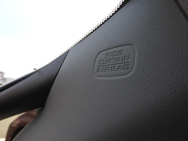 前席用ｉ-サイドエアバッグシステム＋サイドカーテンエアバッグシステム〈前席/後席対応〉どの席も安心。側面衝突時、センサーが衝撃を感知するとスピーディーに展開し、乗員保護性能を高めます。
