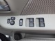 運転席のドアにはパワーウィンドーと電動格納式ドアミラーを操作するスイッチがあります。お手元操作で便利です。