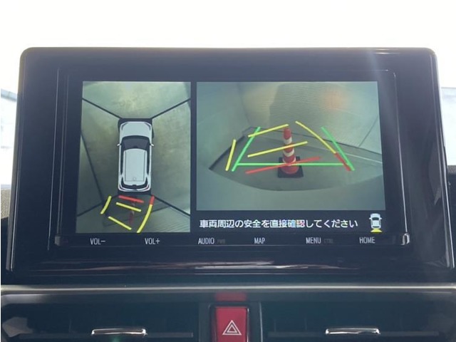 真上から見下ろしたような視点で車とその周囲を確認出来る画面と、車両後方を映し出すバックモニター画面の２つを表示してくれます。