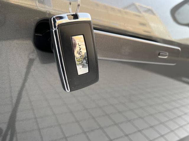 【キーレスエントリー】バッグやポケットからキーを取り出すことなく車にアクセスして、ロックとアラームを設定できます。 毎日の利便性をさらに高める機能です。