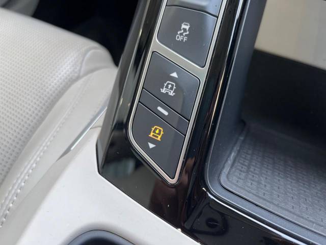 【電子制御エアサスペンション】電子制御エアサスペンションはスムーズな車高調整により快適な乗り降りをサポートします。
