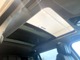 【スライディングパノラミックルーフ メーカーオプション参考価格 60,000円】後席まで広がるパノラミックルーフは遮るものがなく、開放的な車内空間を提供致します。