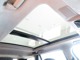 【スライディングパノラミックルーフ メーカーオプション参考価格 60,000円】後席まで広がるパノラミックルーフは遮るものがなく、開放的な車内空間を提供致します。