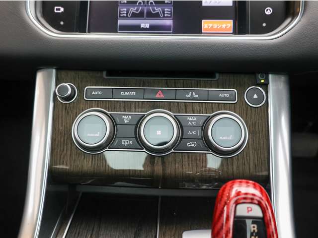 エアコン操作部 ボタン式なので、モニターで操作する車両より直感的に操作できます。