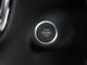 【エンジンの始動】車両を始動するには、リモートコントロールキーが車内にある状態で、ステアリングホイールの横にあるスタートボタンを使用します。