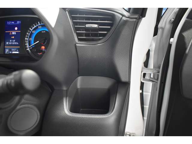 運転席の吹出し口の手前にドリンクホルダーをセット、飲み物の保温効果（冷・温）があります
