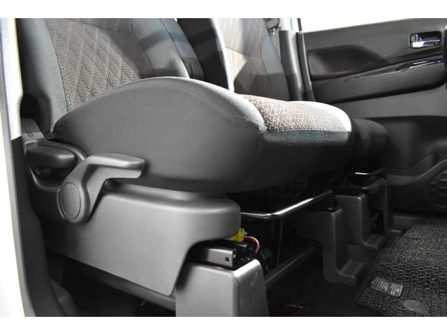 大きめのシートで足元もヒロビロ・快適♪中央にはアームレストが付いてゆったりドライブ♪　運転席にはレバーでシート高さを調節できるハイトアジャスターを装備☆、体格に合わせた最適なポジションを設定できます。