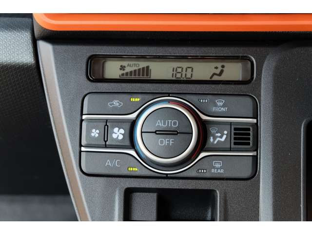 【オートエアコン】一度お好みの温度に設定していただくと、車内の温度を検知し風量や温度を自動で調整。何度もスイッチ操作をする必要がないので楽ちんですね♪