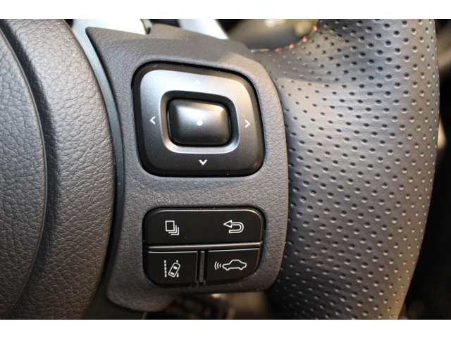 ステアリングスイッチが装備されていることで、手元で車両の設定が変えられて安心です。