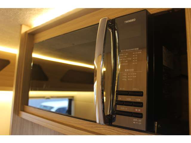 使いやすいサイズ感のキッチンスペース シンク 88L冷蔵庫 電子レンジ 25L給排水タンク
