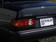 この時代のメルセデス・ベンツ車を特徴づける凹凸テールレンズ。汚れても光度が保てる機能美です。