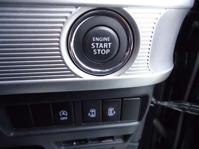 プッシュボタンスタートでキーを身に付けていればキーを挿さずにエンジンスタートできます。