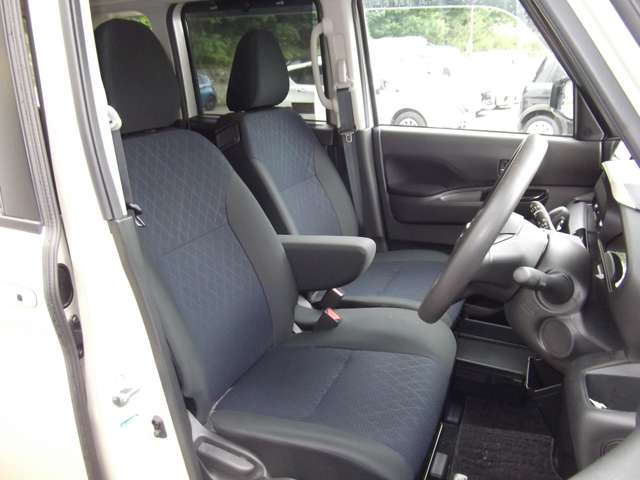運転席＆助手席 中央部にはアームレスト（肘掛）を装備！ 運転席にはシートリフター（高さ調整機能）付きなので身長に関係無く運転しやすいポジションがとれます。 前席にはシートヒーター装備です。