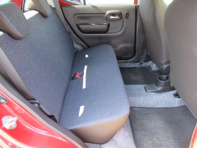 リヤシートも全車消毒済み。足元も広々。ドアには小物を収納できる便利な【リヤポケット】付。