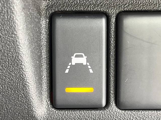 【車線逸脱警報】道路上の白（黄）線を認識し、意図せず走行中の車線からはみ出しそうになった時、メーター内の警告灯とブザーで注意喚起してくれる安心・安全機能です♪