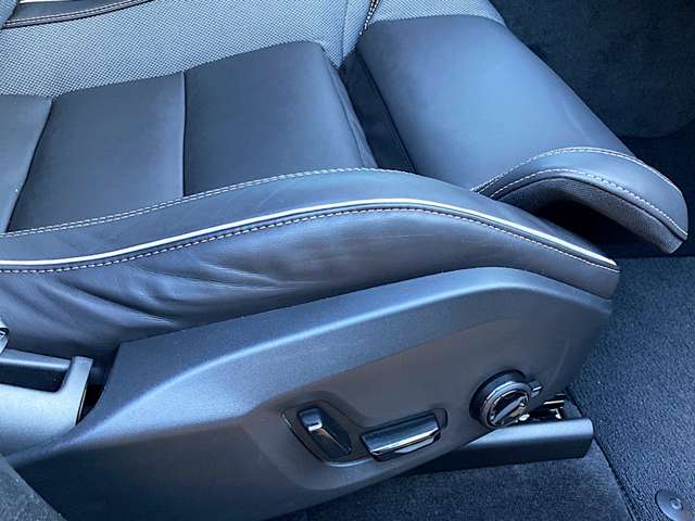 ◆運転席は電動シートで理想の着座位置をこまやかに設定可。2人分の位置をメモリでき家庭内のカーシェアにも便利です