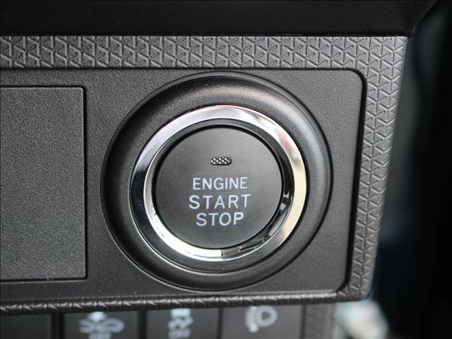 スマートエントリーキーは、キーがポケットやセカンドバックの中でもドアの開閉＆エンジンスタートが楽々行えます!