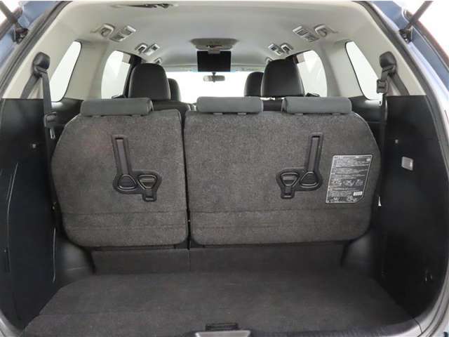 サードシート使用時でも、十分な荷室空間を確保しております。