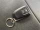 スマートキーで鍵を使用せずに車両のドアの施錠・開錠やエンジンの始動ができます。