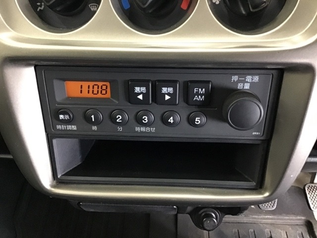 純正ラジオがついています。
