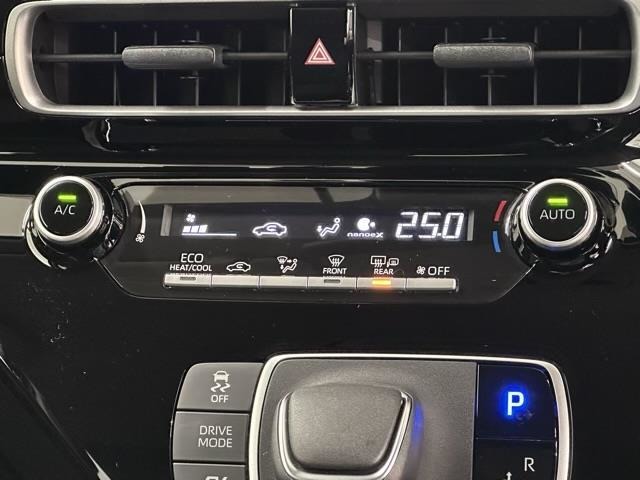 オートエアコン付きなので一度、気温を設定すれば自動的に過ごし易い温度に調整してくれますよ。 車内をいつでも快適空間にしてくれます。