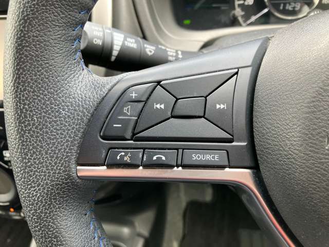 ハンドル左側のスイッチでオーディオの操作が可能なので、運転中でも楽に調整できます(^^♪ ハンズフリー通話の操作もこちらから(^^)/