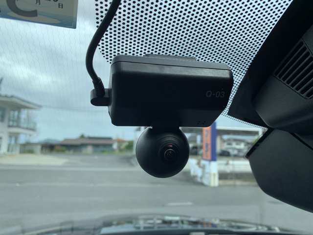 360度カメラ搭載のドラブレコーダーで上下、前後、左右の映像を１台で記録可能です！夜でも鮮明に撮影でき安全運転をサポートしてくれます！