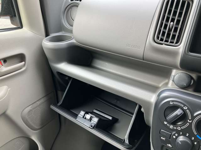車検証ケースもすっぽりグローブボックス★ 上には小物置きもございます(^^)グローブボックス右側にエアコンが付いております。