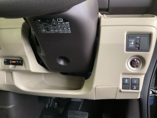 左側に高速で便利なETCがあり、また、便利な電動スライドドア、横滑りを防ぐＶＳＡなどのスイッチは、運転席の右側、手の届きやすい位置にあります。