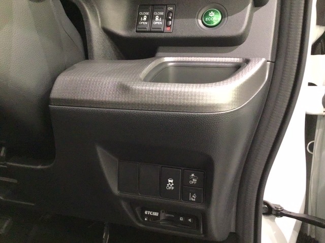 Hondaセンシング用の、ＶＳＡ（ABS＋TCS＋横滑り抑制）解除とレーンキープアシストシステムのメインスイッチなどはハンドルの右側に装備しています。燃費に役立つＥＣＯＮボタンもここです。
