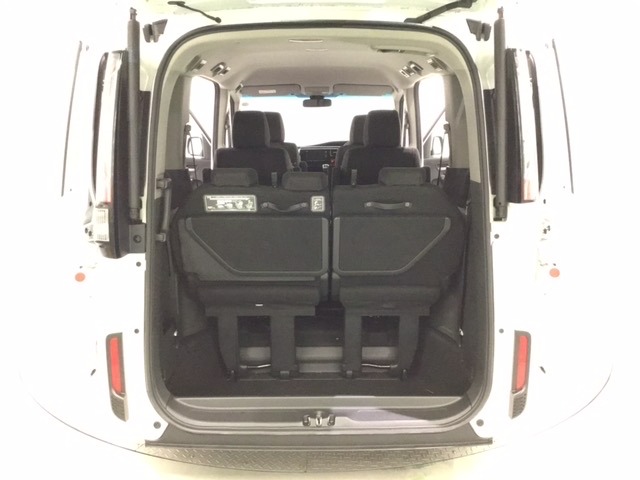 トランクの床下にも大きな収納スペースがあり、三角表示板などのカー用品を常時積んでおくことができます。