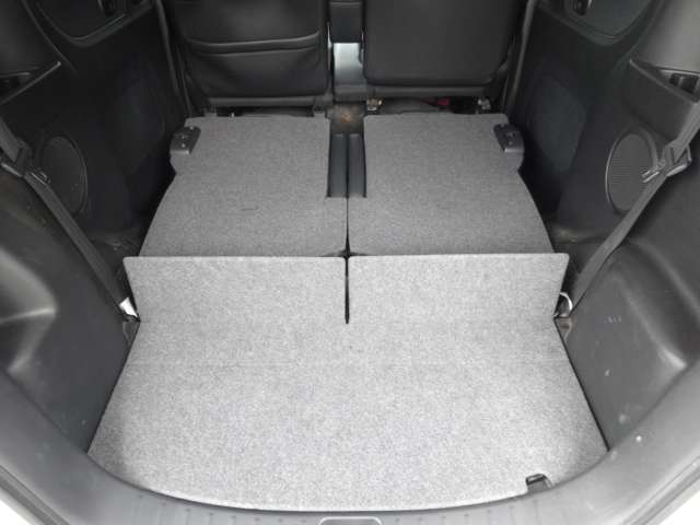 シートを床下に格納して、トランク内が更に広く使用可能です♪女性でも簡単にできますよ！