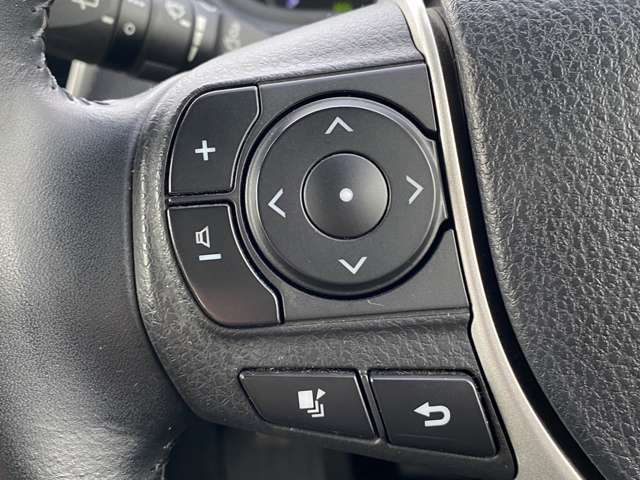 【ステアリングスイッチ】オーディオのボリュームの調節や、ラジオのチャンネルの変更、電話の受け取りなどを可能にします。運転中に目線を下げずに操作可能です。