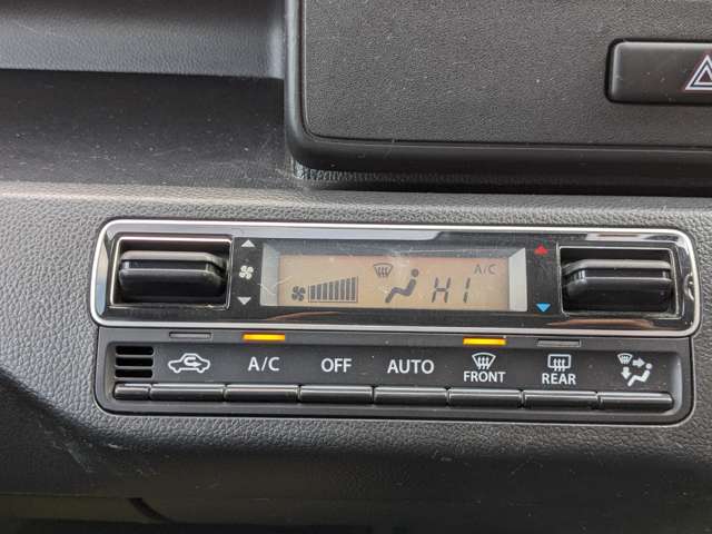 【オートエアコン】 車内の空調はとても重要なポイントですよね！自動で快適な室内空調を提供してくれます♪調整必要が無いので便利です♪