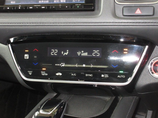 操作部に静電式タッチパネルを採用したフルオートエアコンディショナー。インターナビ同様、スマートフォン感覚の直感操作を実現しています。運転席＆助手席シートヒーターがあり、2段階に温度設定が可能です。