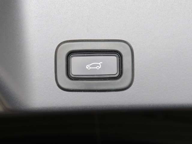 パワーテールゲートの開閉は運転席のスイッチ リモコンキーボタン テールゲートの物理スイッチ キックモーションでのハンズフリー開閉に対応しています。