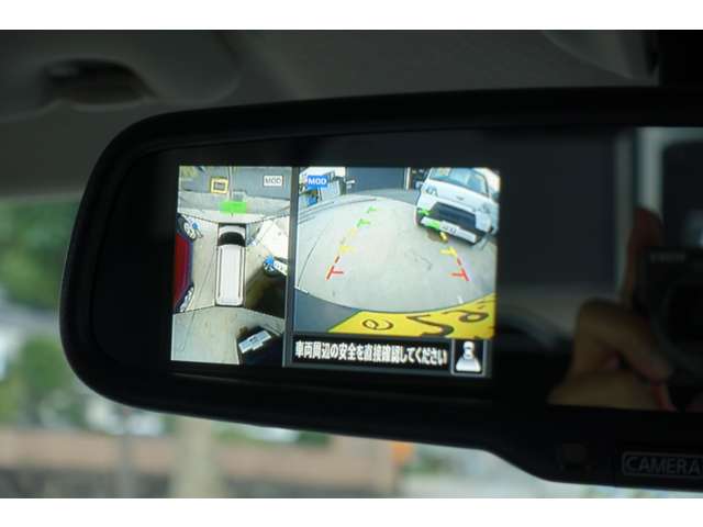 運転席から視認しにくい周囲の状況をデジタルルームミラー内のモニターに表示。安全を確認しながら駐車を行うことが出来ます。