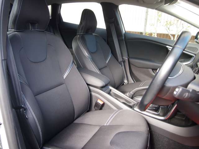 パワーシートで細かな座席の調節が可能です。快適なドライブができます。