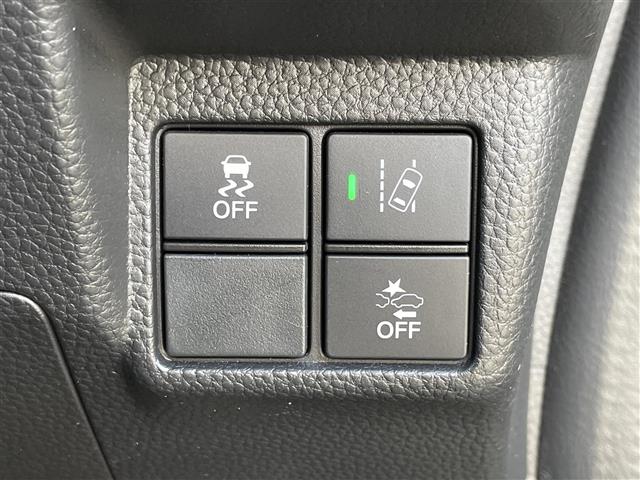左上横滑り防止装置、右上車線逸脱警報装置、右下衝突被害軽減装置のスイッチです。