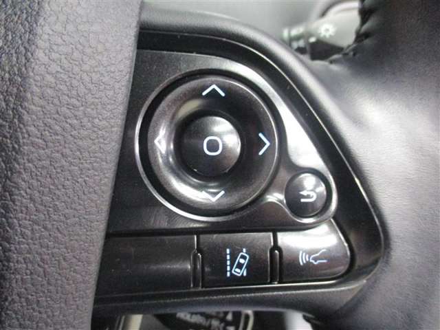 ステアリング右側のスイッチは、「マルチインフォディスプレイの表示切替」、「レーンデパーチャーアラート」の操作が可能です