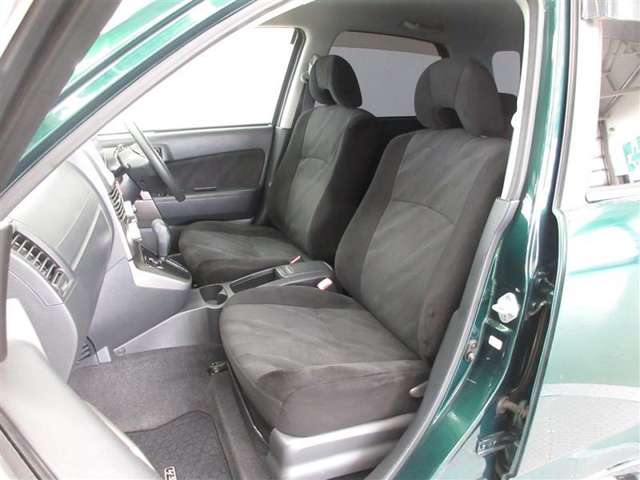 快適なドライビングポジションのための、運転席は６ウェイ助手席4ウェイ調整のフロントシートです。