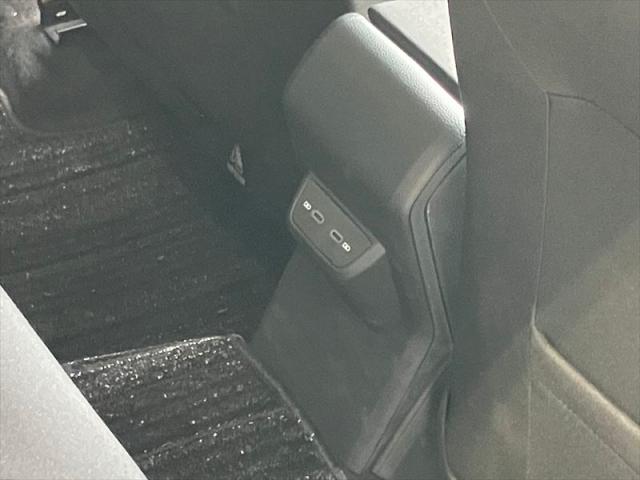 後席にも充電専用USBポートが2個あります。充電が重なっても余裕です。