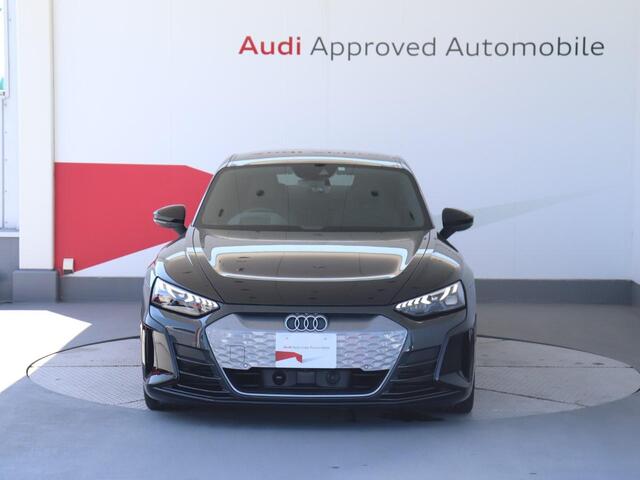 立体的にデザインされたヘッドライトと低くワイドなシングルフレームグリル、ボンネットに配置されたフォーリングスが、Audi の新しいスポーツカーの表情を形づくります。
